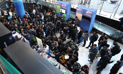 ▲ 한국마이크로소프트가 11일 서울 코엑스에서 개최한 애저 애브리웨어 콘퍼런스에 참석한 참가자들이 행사장을 둘러보고 있다.