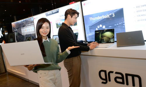 ▲ 모델들이 CGV용산아이파크몰 내 LG 그램 체험존에서 세계에서 가장 가벼운 17인치 노트북으로 월드 기네스북에 등재된 LG 그램 17을 소개하고 있다.