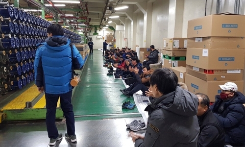 ▲ 금호타이어비정규직지회 조합원들이 지난 7일 광주공장 크릴룸에서 농성하는 모습.