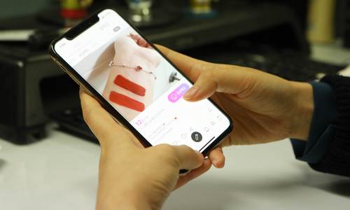 (롯데쇼핑 홍보실) 고객이 모바일로 '모게요' 앱을 이용하는 모습 (가로).JPG