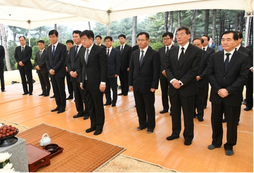 ▲ 현대중공업그룹 경영진, 고 정주영 명예회장 선영 참배
