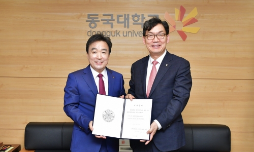 ▲ 이대훈 NH농협은행장(오른쪽)과 윤성이 동국대학교 총장
