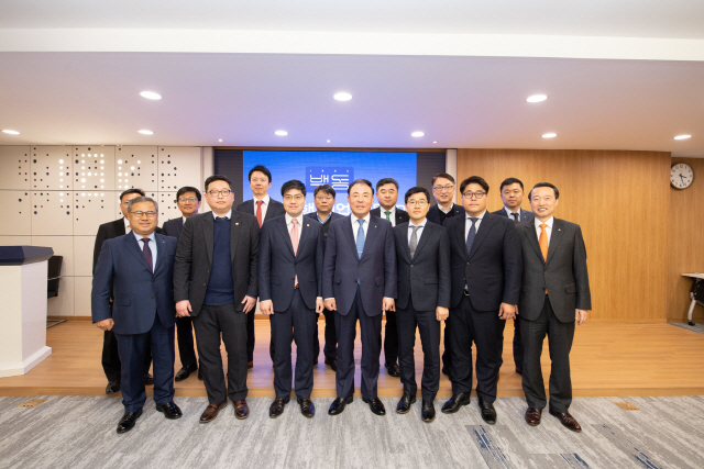 ▲ 김영규(앞줄 왼쪽 네 번째) IBK투자증권 대표