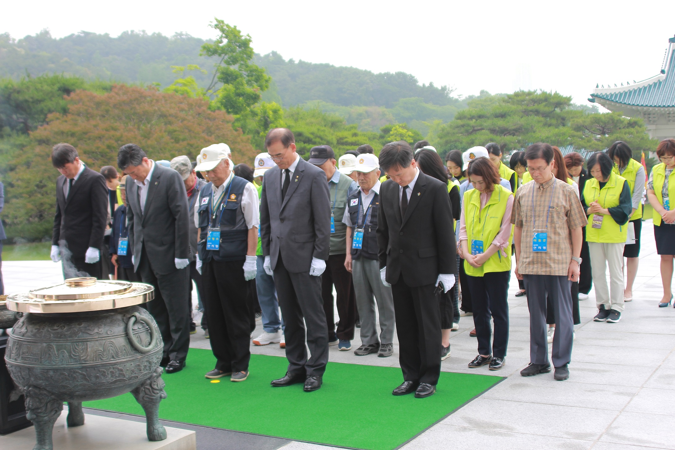 ▲ 서울 동작구 국립서울현충원에서 묵념중인 NH농협은행 디지털금융부문 남영수 부행장(첫줄 사진 가운데)과 서울지방보훈청 오진영 청장(첫줄 사진 가운데)