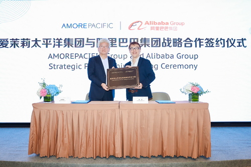 [아모레퍼시픽] 중국법인장 찰스 카오(왼쪽)와 알리바바그룹 FMCG 사업부문 대표 마이크 후(오른쪽) 업무협약(MOU) 체결.jpg
