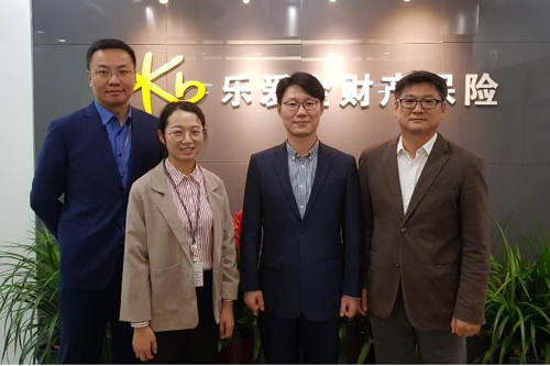 ▲ 김현 KB손해보험 중국법인장(오른쪽 두번째)과 직원들