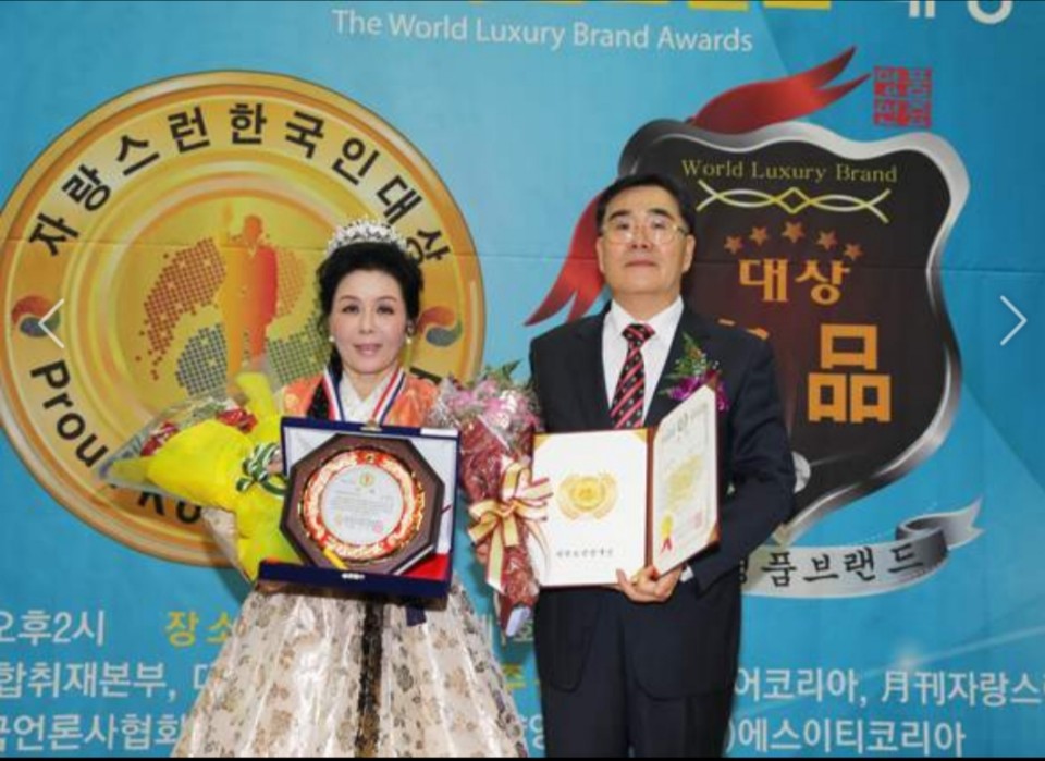 가수 신신애가 2018 자랑스런한국인인물대상을 수상했다..jpg