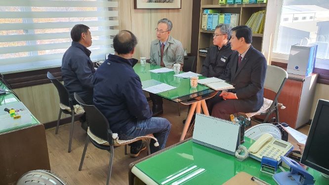 ▲ 고영태 한국가스기술공사 사장(사진 가운데)이 ㈜일우기공 방문 애로사항 및 건의사항을 청취하고 있다.