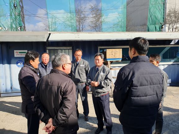 ▲ 홍경선 사장 직무대행(오른쪽 2번째)을 비롯해 공사 임직원들이 화재점검을 실시하고 있다.