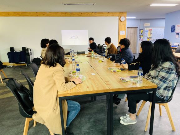 ▲ 소상공인시장진흥공단 임직원이 '모두를 위한 여행' 무장애 여행지도 만들기에 앞서 사전 교육을 듣고 있다.
