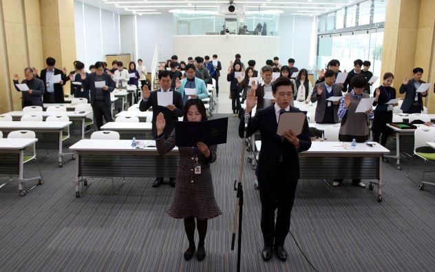 ▲ 한국로봇산업진흥원 전 임직원이 인권헌장에 선서를 하고 있다.