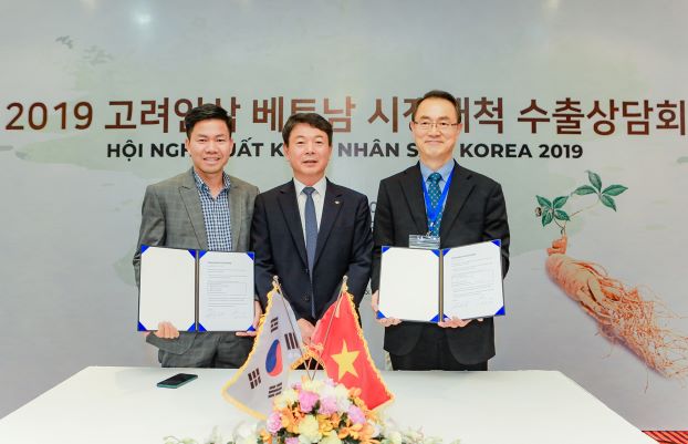▲ aT 아세안본부장 김창국(가운데), 베트남 바이어 도반파 대표(좌측), 우산산업 황광보 대표(우측)