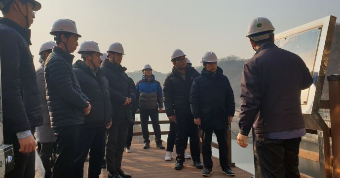 ▲ 한국수자원공사 직원으로 부터 대청댐 현황 설명 듣는 행사 참석 공공기관 관계자들.