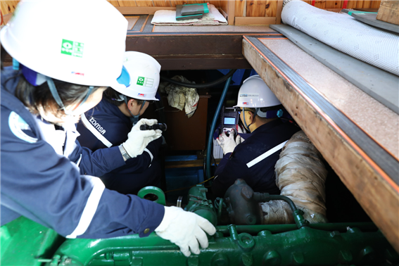 ▲ 인천 영흥도 진두항, 현장 무상점검에 나선 해양사고 예방센터 윤현우 검사원(사진 오른쪽)이 축전지 복합진단기를 이용, 개방된 기관 내 배터리 상태를 점검하고 있다. 표시된 수치를 통해 배터리 수명과 상태를 알 수 있다.