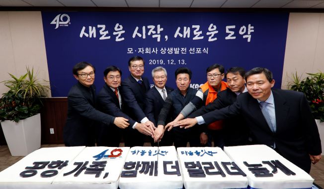 ▲ (왼쪽으로부터) 민병훈 KAC 공항서비스 이사,김명운 한국공항공사 부사장,이상연 KAC 공항서비스 사장,손창완 한국공항공사 사장,정수용 전국 KAC 공항서비스 노동조합 위원장,박문종 민주노총 공공연대노동조합 지회장,조영진 남부공항서비스 사장,신용욱 항공보안파트너스 사장.