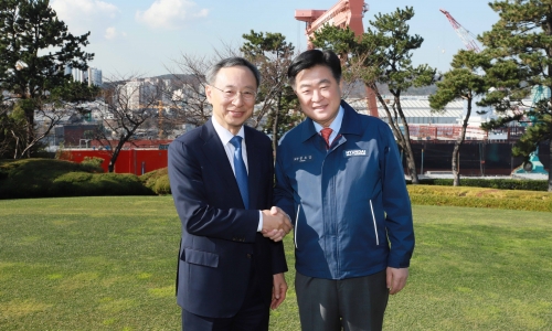 ▲ 권오갑 현대중공업 회장(오른쪽)과 황창규 KT 회장