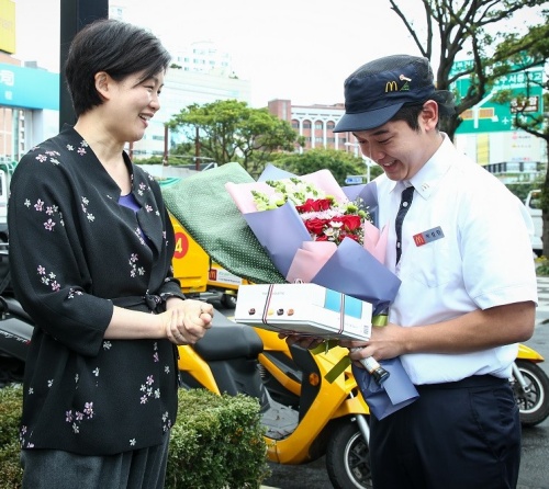 ▲ 조주연 한국맥도날드 사장(왼쪽)이 이성민 매니저를 만나 격려했다.