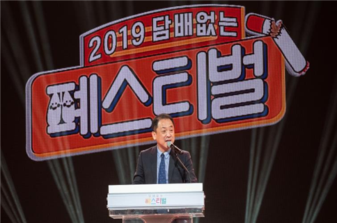 ▲ 지난 20일 SBS 상암동 공개홀에서 열린 '사연과 노래가 함께하는 담배없는 폐스티벌'에서 보건복지부 건강정책국 나성웅 국장이 인사말을 하고 있다.