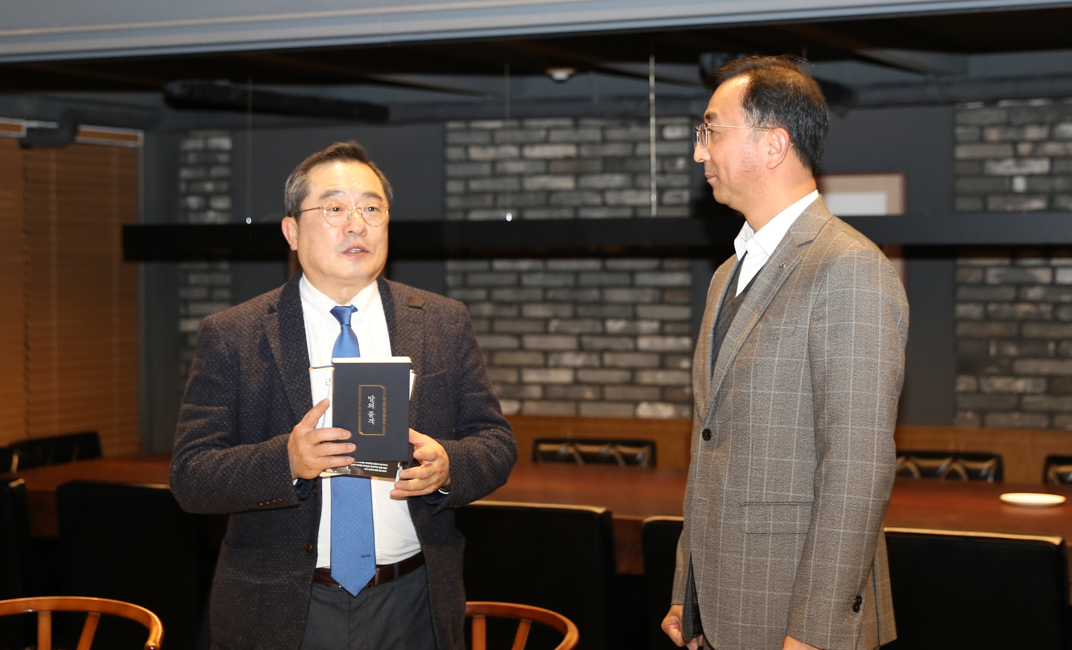 ▲ 구자열 LS그룹 회장(左)이 신규 임원이 된 LS전선 박현호 이사(LSCI법인장)에게 책을 선물하고 있다.