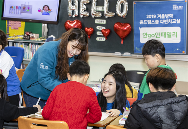▲ 온드림스쿨 다빈치교실 대학(원)생들이 전북 부안 하서초등학교에서 에코백 만들기 수업을 진행하고 있다.