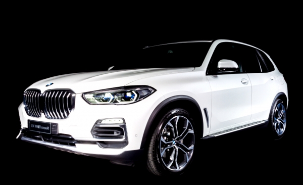 알칸타라 제품으로 새롭게 단장한 BMW X5 타임리스 에디션 외장. 사진=알칸타라