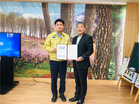 최명용 이사장(우측)과 이희진 군수(좌측)가 기념사진 촬영을 하고 있다.