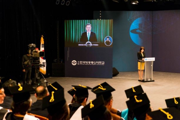 한국방송통신대학교 디지털미디어센터 스튜디오에서 열린 2020년도 전기 학위수여식에서 문재인 대통령이 영상메시지를 통해 졸업생들에게 축사를 하고 있다.