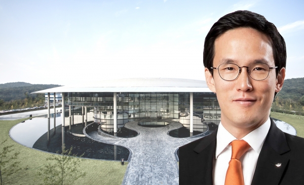 한국타이어앤테크놀로지 조현범 대표가 코로나 피해 방지 및 지원을 위해 성금 5억원을 기탁했다. 한국타이어앤테크놀로지 한국테크노돔(배경)과 조현범 대표. 사진편집=컨슈머타임스