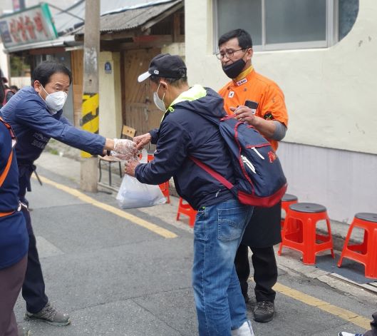 코레일테크 임재익 대표이사가 지난 26일 중구 선화동에서 서리서리봉사단이 마련한 도시락을 소외계층에게 지급하고 있다.