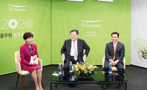 27일 열린 열린 토론회에서 이효율 풀무원 대표(가운데)가 지난해 사업 성과와 올해 사업계획에 대해 토론하며 활짝 웃고 있다.