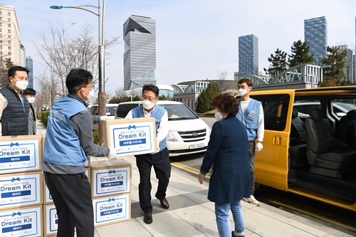 한성희(가운데) 포스코건설 사장이 코로나 예방 키트를 옮겨 나르고 있다.