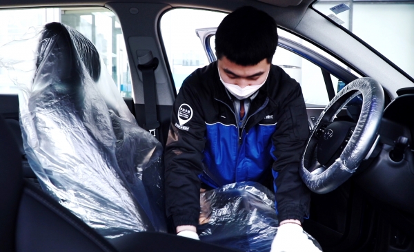 베이징현대 직원이 고객차량의 실내소독 서비스를 준비하는 모습. 사진=현대자동차