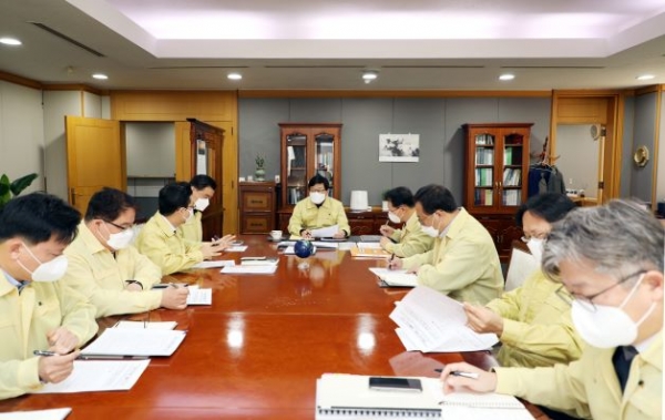 코로나19관련 한난 경영진 긴급대책회의 모습(중앙, 황창화 한난 사장)