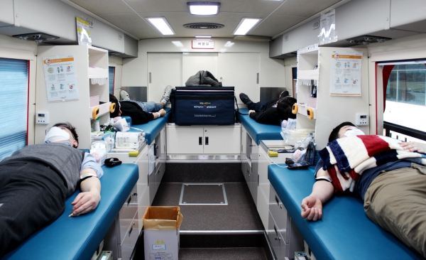 LG화학 오창공장 임직원들이 헌혈에 참여한 모습. 사진=LG화학
