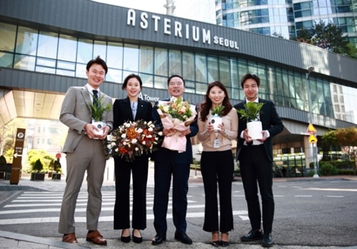 허상희 동부건설 대표(가운데)가 서울 동자동 동부건설 사옥에서 직원들과 화분을 들고 포즈를 취하고 있다.