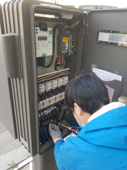 가로등 양방향제어기 설치 모습.