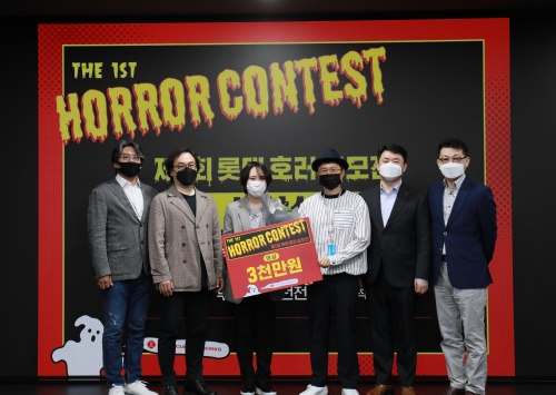(왼쪽부터) 하이브미디어코프 김원국 대표, 정범식 감독, 임서후 작가, 익스트림무비 김종철 편집장, 롯데컬처웍스 기원규 대표이사, 롯데컬처웍스 정경재 상무