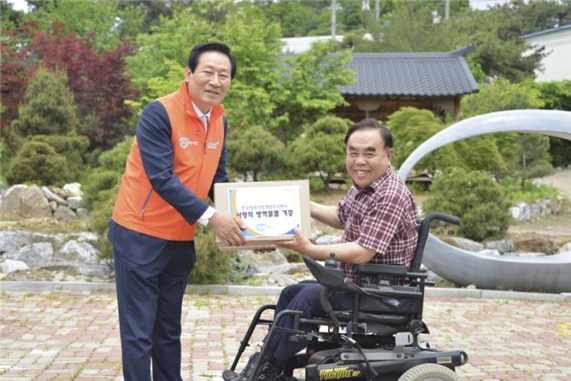 한국체육산업개발㈜ 김사엽 대표이사(왼쪽)가 신망애복지재단 대표이사 김양원(오른쪽)에게 코로나19예방 물품을 전달하고 있다.