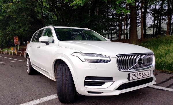 스칸디나비안 디자인의 '올뉴 볼보 XC90 T8 EXC'는 4인승의 프리미엄 SUV로 냉온장고는 물론 아인잔세트까지 비치된 초호와 럭셔리 SUV다. 사진=컨슈머타임스