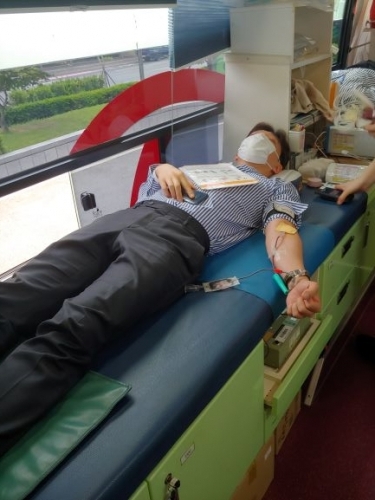 인천항만공사 직원이 헌혈버스에서 단체헌혈에 참여하고 있다.