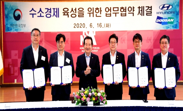 현대자동차가 16일 국방부·산업부·환경부·두산모빌리티이노베이션㈜과 MOU를 체결하고 군사부문으로 수소전기차 및 충전소 확대에 나섰다. 사진=현대자동차