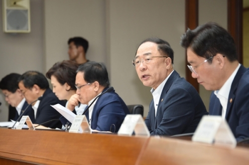 홍남기 경제부총리 겸 기획재정부 차관(왼쪽 두 번째)