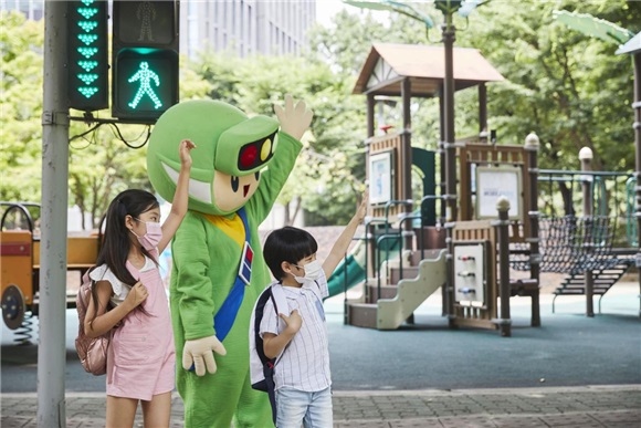 어린이들이 도로교통공단 마스코트 호둥이와 함께 안전한 횡단보도 보행을 위한 교통안전교육을 받고 있다.