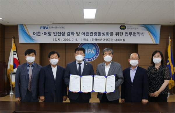 최명용 공단 이사장(우측 3번째)과 홍원수 협회장(좌측 3번째)을 비롯한 주요 관계자 단체사진 모습)