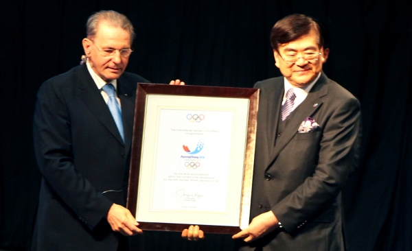 지난 2011년 7월 남아공 더반에서 자크 로게 IOC 위원장으로부터 평창 유치확정서를 받고 있는 故 조양호 한진그룹 회장. 사진=한진그룹