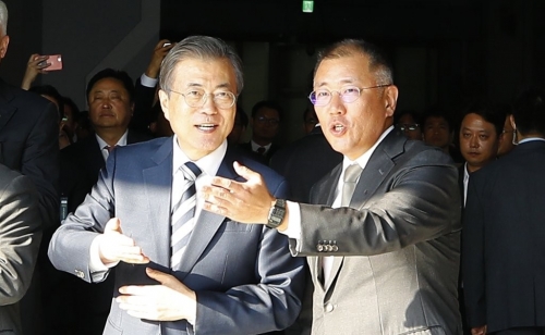 문재인 대통령(좌)과 정의선 현대차그룹 부회장(우)(사진=연합뉴스).