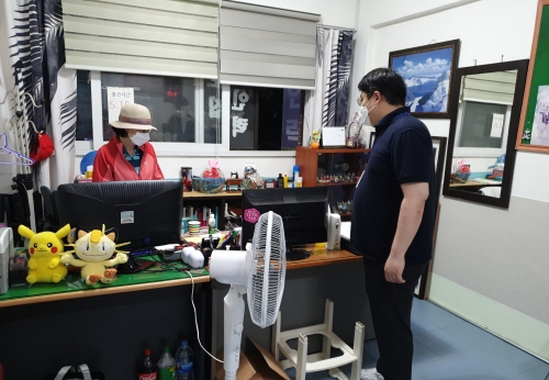 7월 13일 강북구청 점검반이 인력사무소 방역상황에 대한 현장점검을 실시하고 있다.