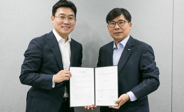 최경선 한라홀딩스 대표(오른쪽)와 조영탁 비마이카 대표(왼쪽)가 광진구 비마이카 사옥에서 공동사업 양해각서를 체결했다. 사진=한라그룹