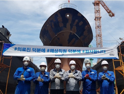 '덕분에 챌린지' 캠페인에 동참한 이명우 대표(왼쪽 4번째)와 임직원들