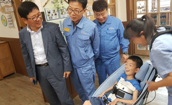 박영관 포스코 O&M 사장이 열악한 주거환경에 거주하는 소외이웃을 찾아 '우리집을 부탁해' 클린홈 운동을 통해 시민기업 실천 1% 나눔사업을 전개했다. 사진=포스코건설